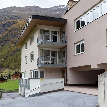 International House Mit Blick Auf Berge Zw 8 *